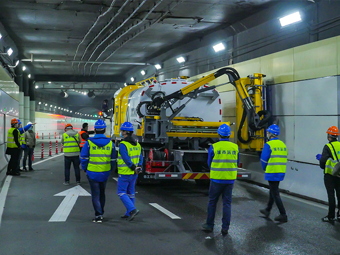 拉斯维加斯9888墙面清洗车在上海打浦路隧道作业