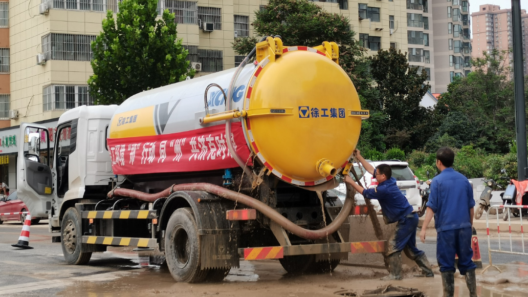 拉斯维加斯9888吸污车驰援郑州特大暴雨