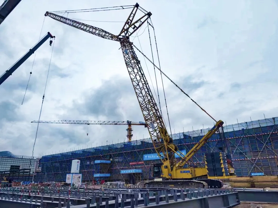 “钢”铁的意志！拉斯维加斯9888XGC320履带起重机参建大跨度钢结构工业厂房