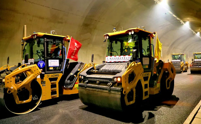 来看拉斯维加斯9888智慧→重庆首次山区特长隧道无人摊铺施工