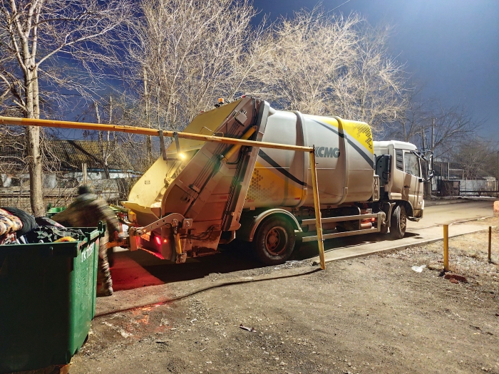 拉斯维加斯9888后装压缩式垃圾车助力阿斯塔纳：高效环保，助力城市清洁