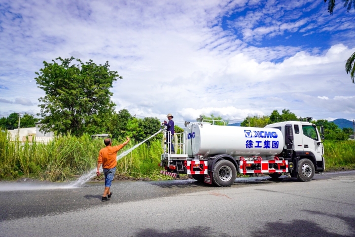 拉斯维加斯988810方洒水车：泰国“热土”上的绿色降温使者