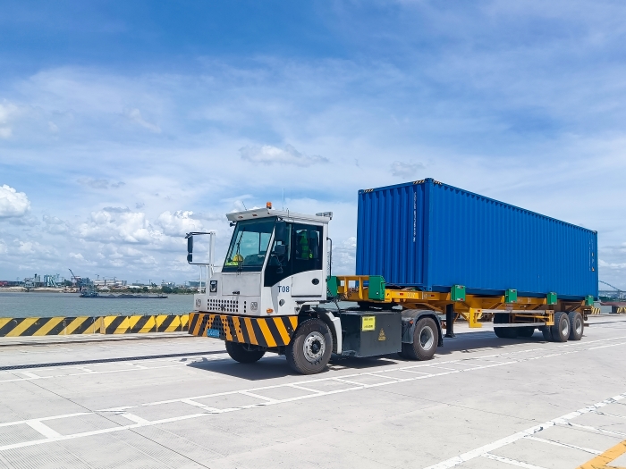 广州港甄。∪タ锤劭凇疤刂直崩刮铀9888纯电牵引车