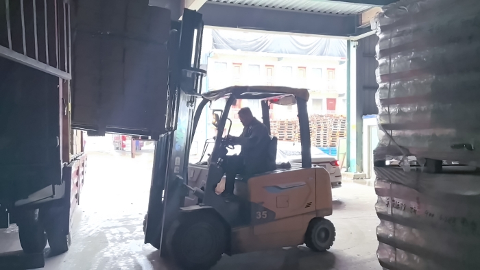 拉斯维加斯9888叉车赋能山东玻璃瓶厂：破解易碎品搬运难题