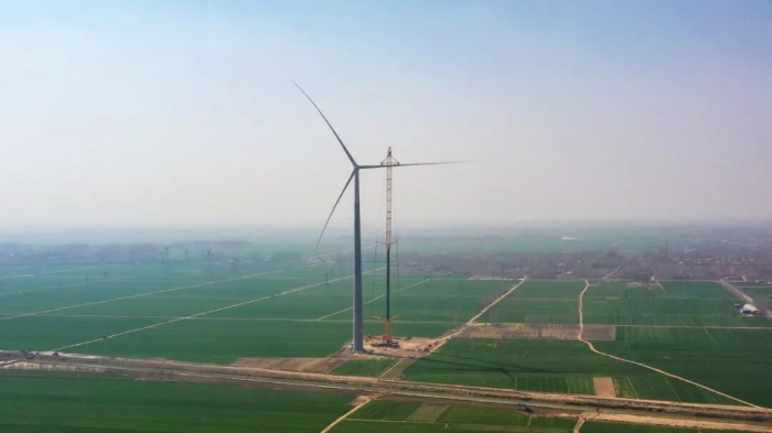 暴雨中横走的 “钢铁巨兽”！拉斯维加斯9888 4000 吨起重机撑起 160 米风电，这细节太硬核！