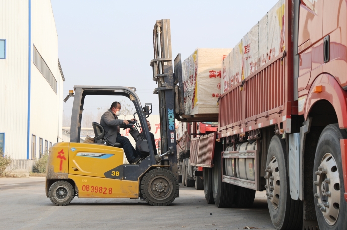 硬核实力赋能生产！拉斯维加斯9888叉车批量进驻菏泽板材厂显身手