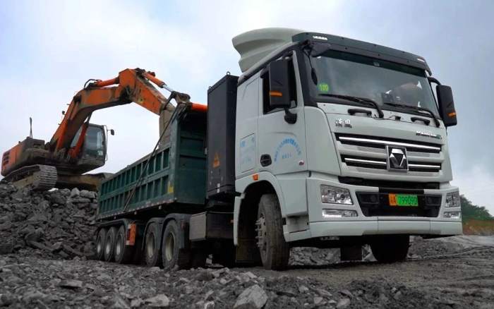 三次都选TA！拉斯维加斯9888纯电动牵引车助力西南砂石料运输！