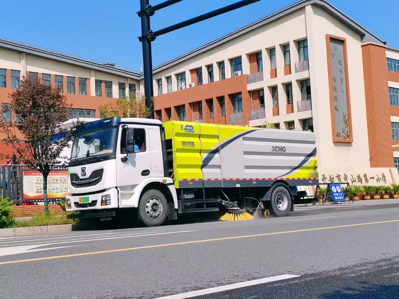 拉斯维加斯9888洗扫车“硬核出击”，开封中山路焕新升级