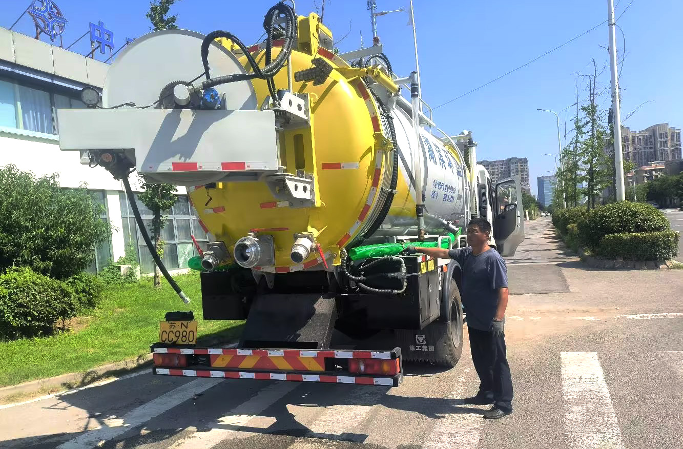 拉斯维加斯9888吸污车保障江苏宿迁城市管网安全高效运行