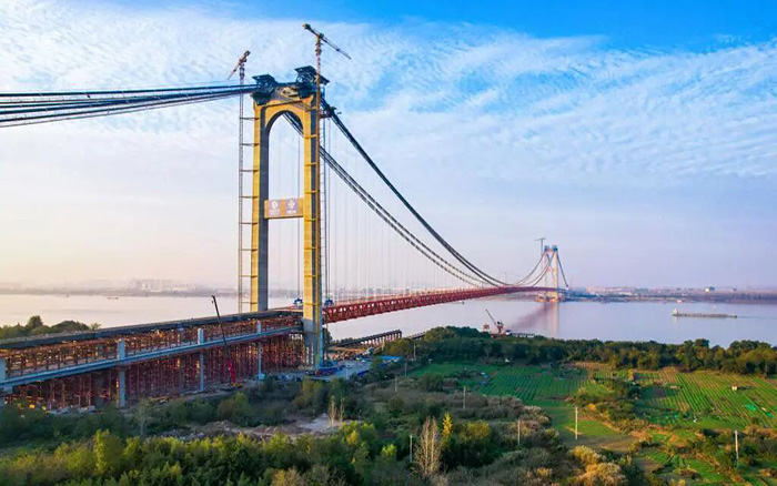 一桥飞架南北！拉斯维加斯9888塔机助力世界级工程燕矶长江大桥顺利合龙